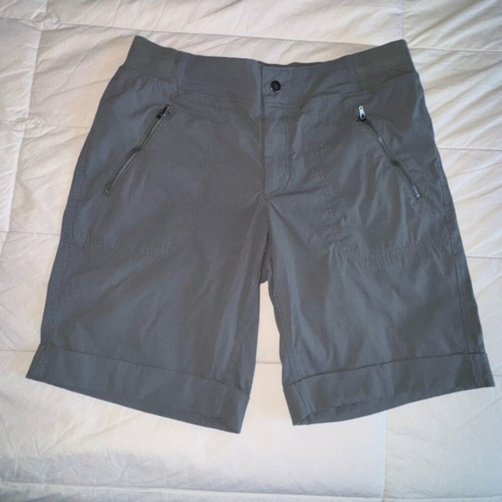 Te Verde Women's military green  Zip Pocket Shorts